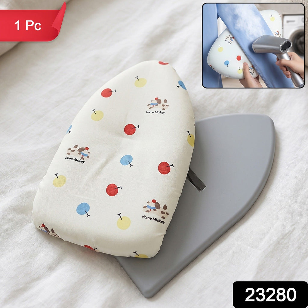 Heat resistant steaming glove for handheld garment steamers